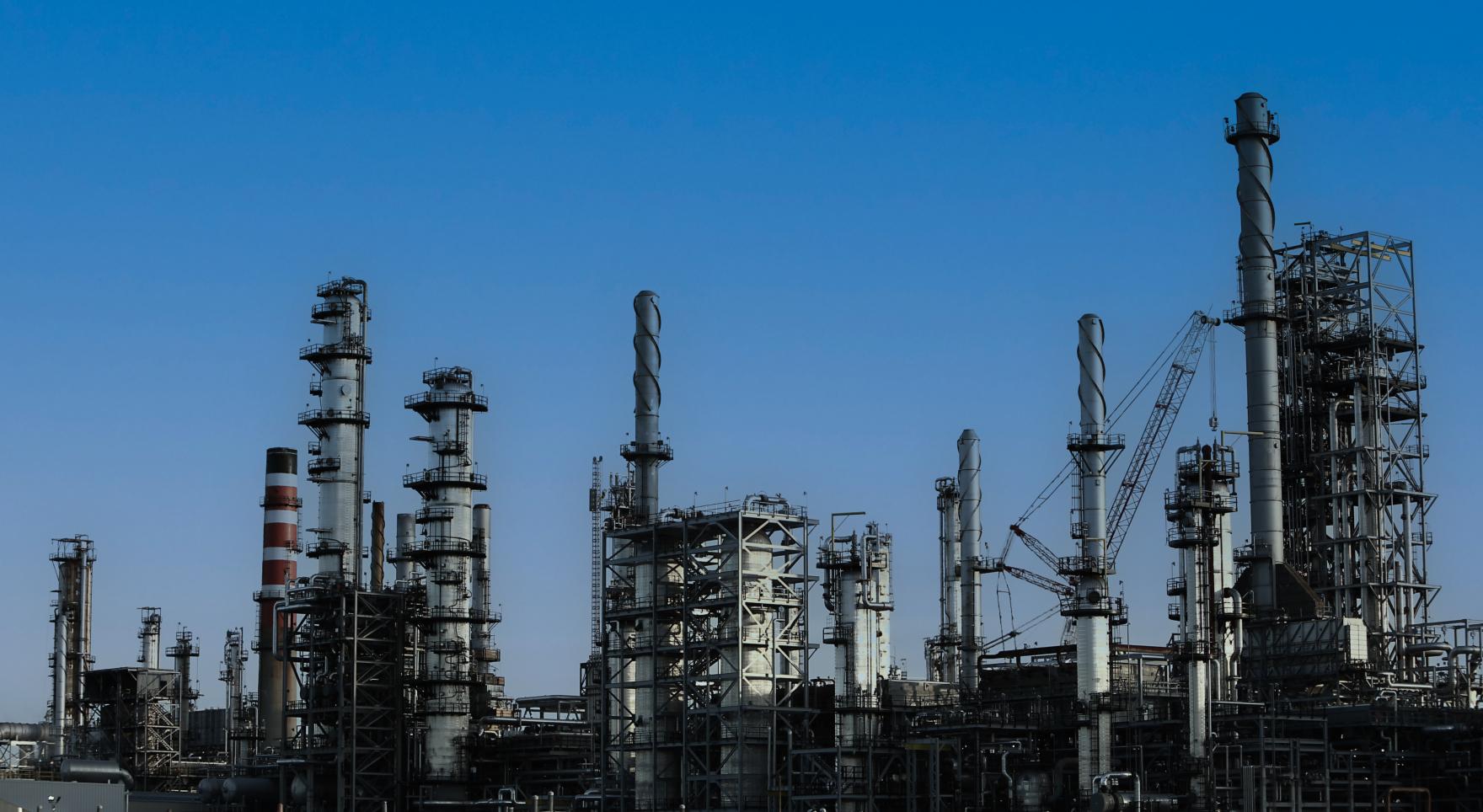 Industrial process plant with pipework and distillation columns
