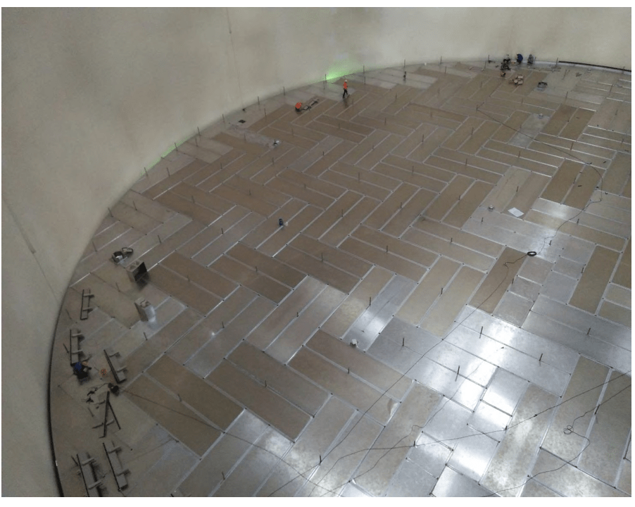 Full-contact internal floating roof installed inside a storage tank