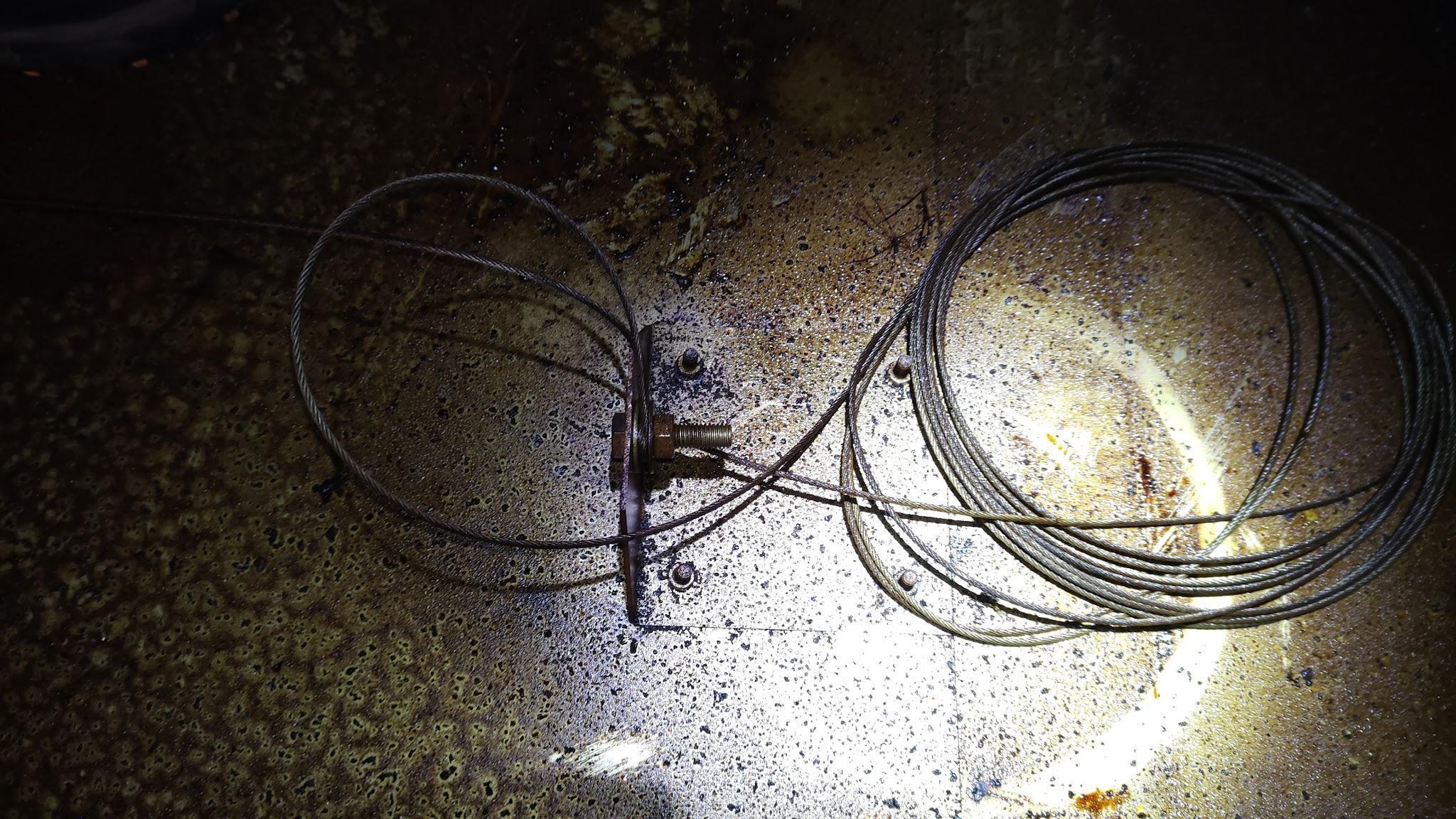 Earth cable lying on an internal floating roof deck, creating a galvanic corrosion risk