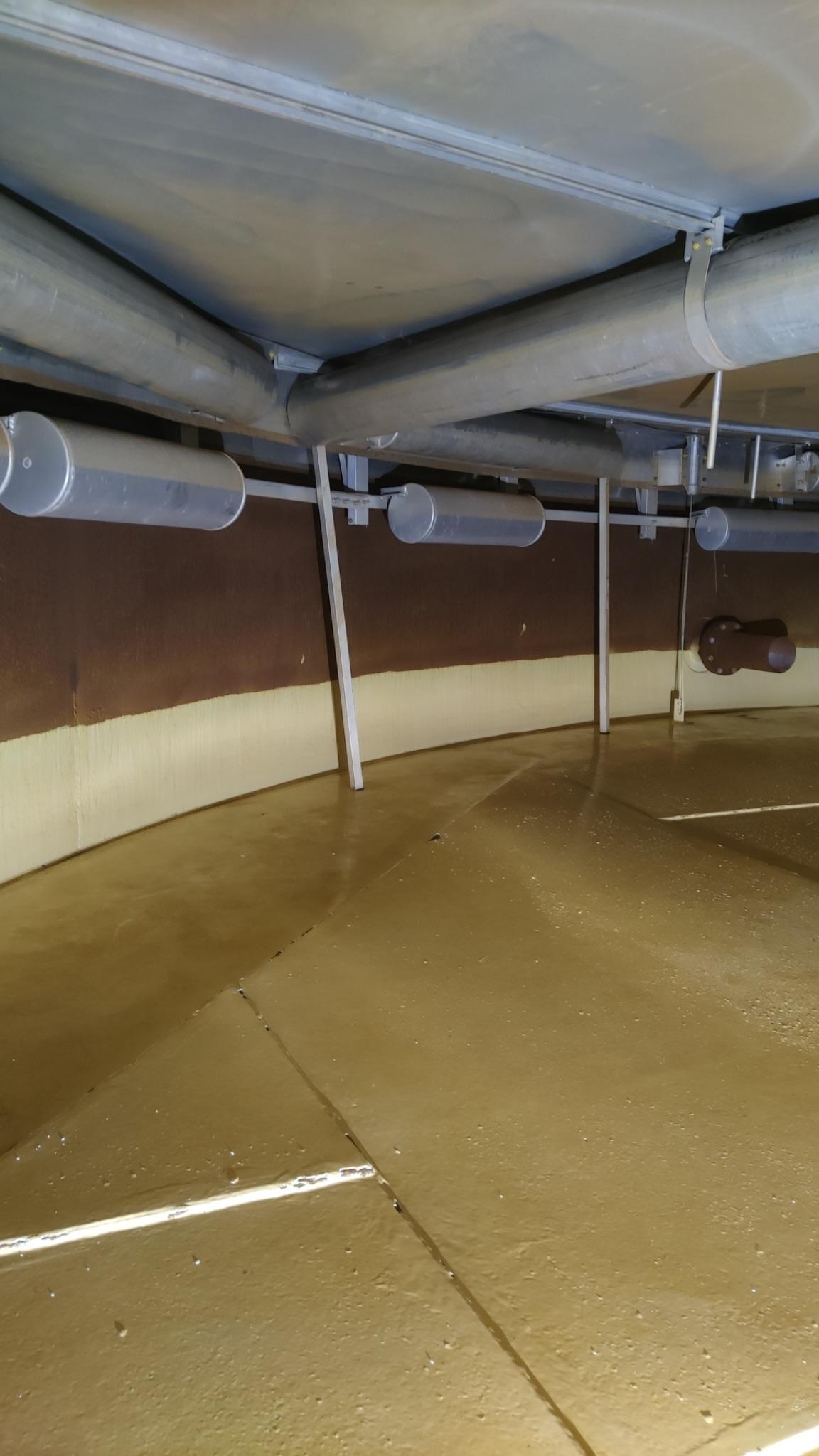 Retrofitted shoe seal system illustrating an unsuitable internal floating roof design