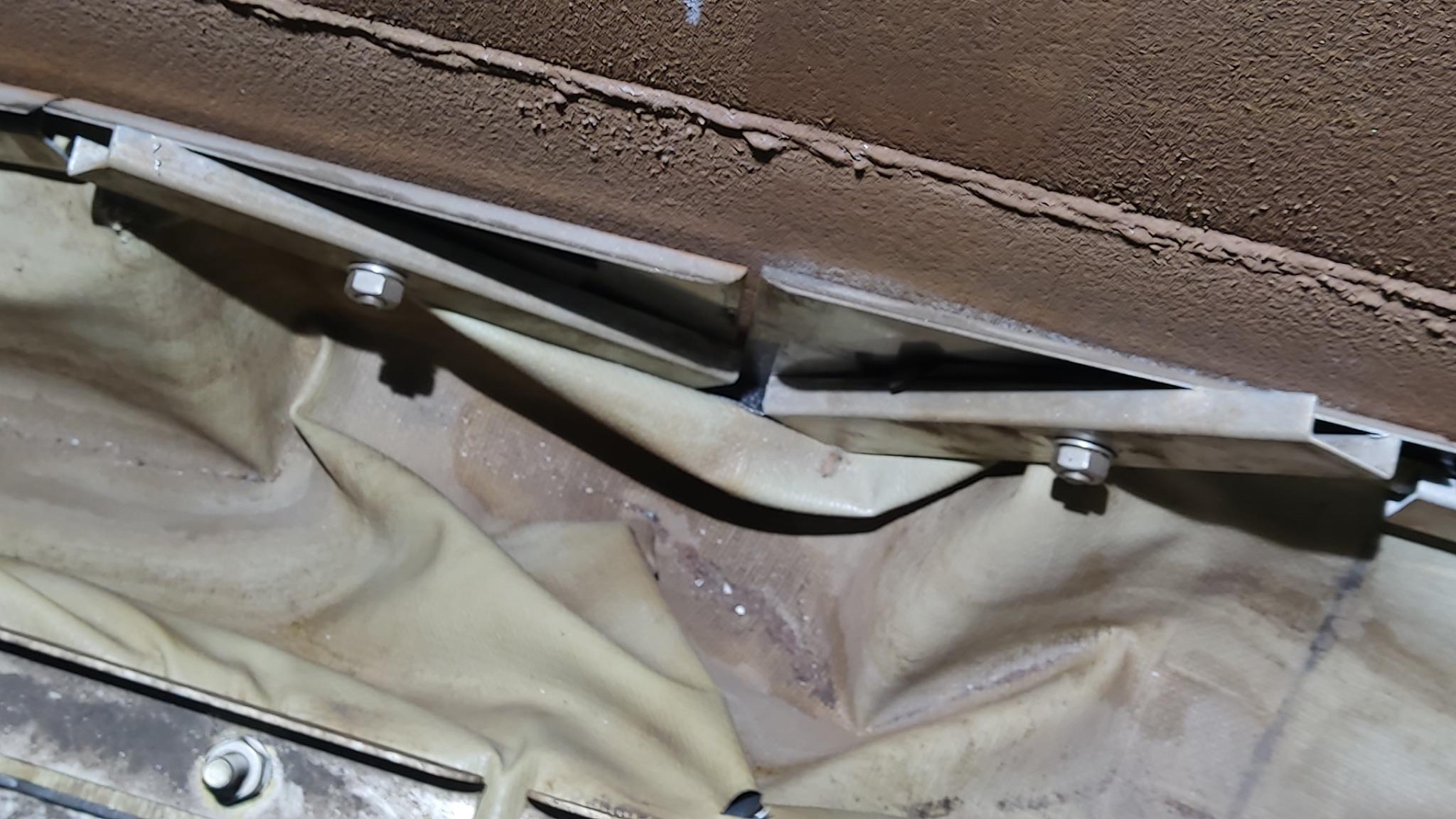 Internal floating roof shoe plates with inadequate overlap and detached clamping